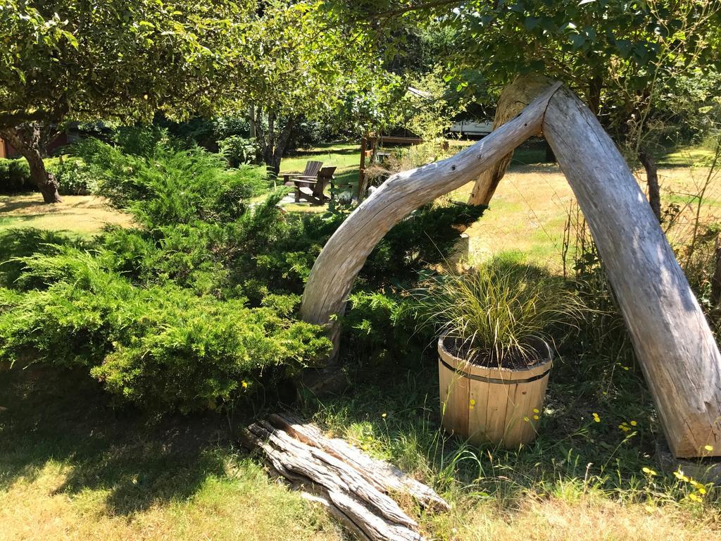 Driftwood Village Cottages Sturdies Bay Экстерьер фото
