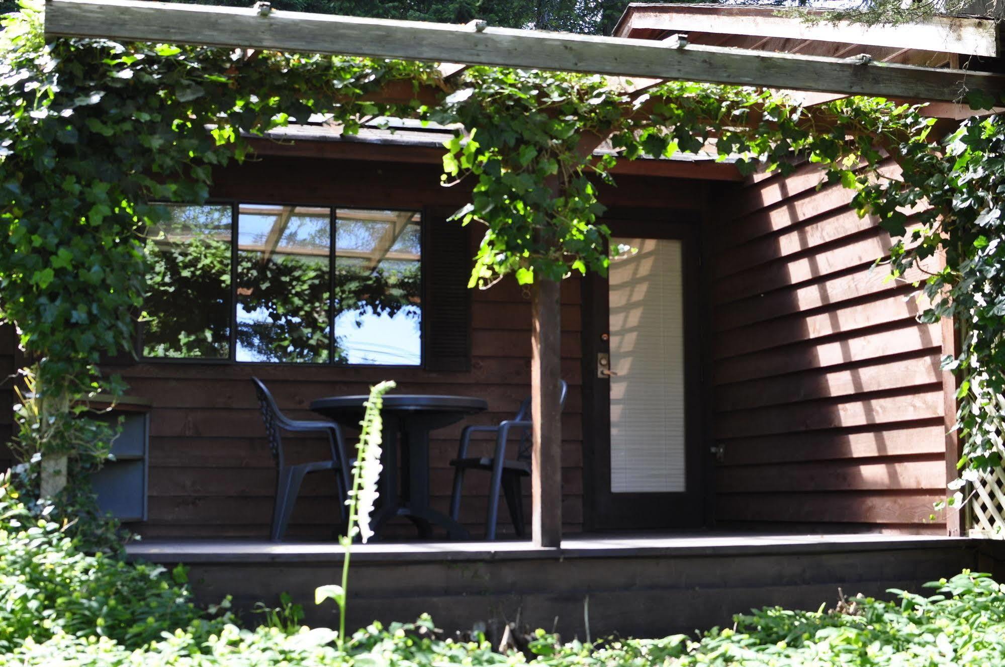 Driftwood Village Cottages Sturdies Bay Экстерьер фото