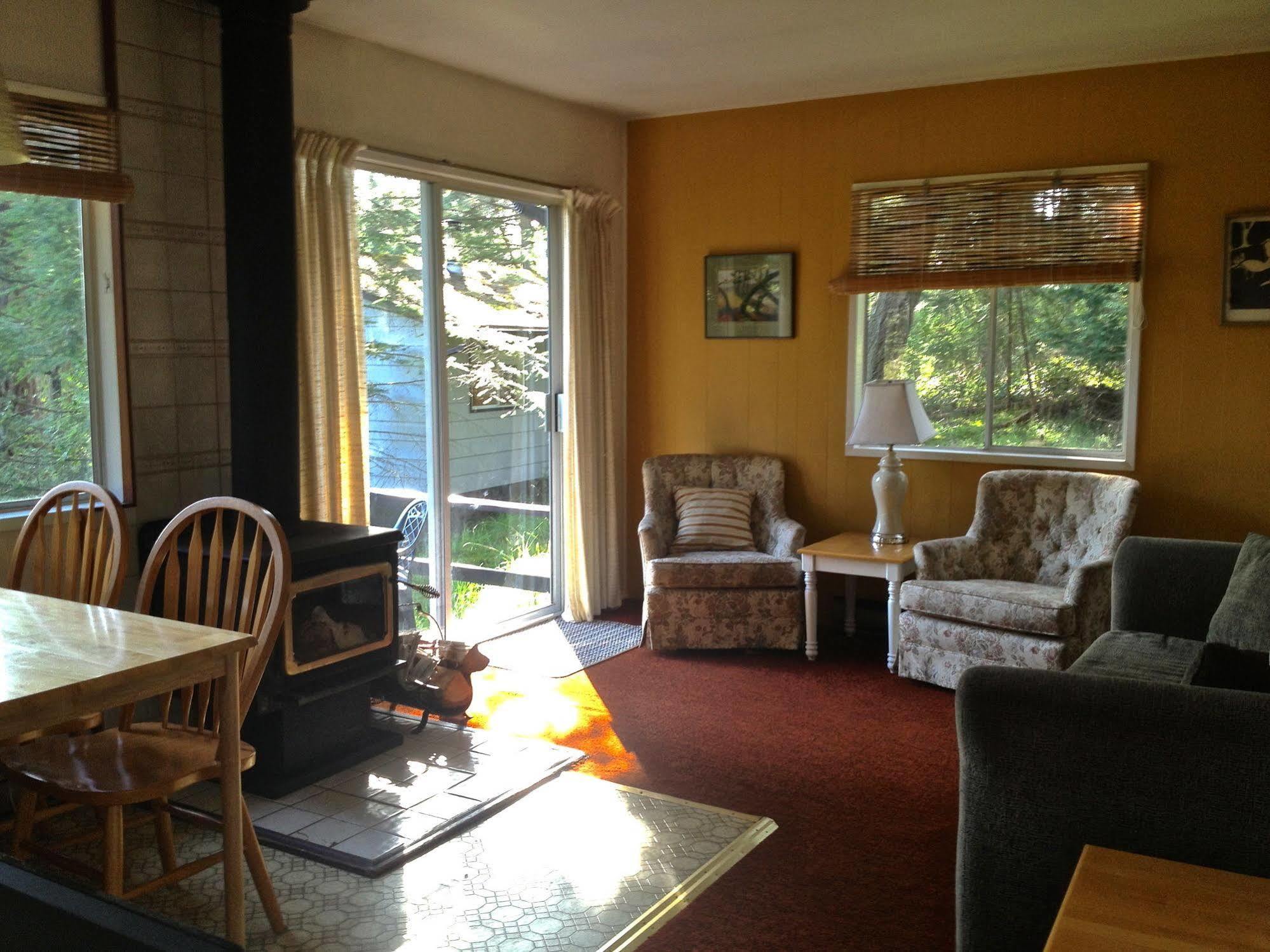Driftwood Village Cottages Sturdies Bay Экстерьер фото