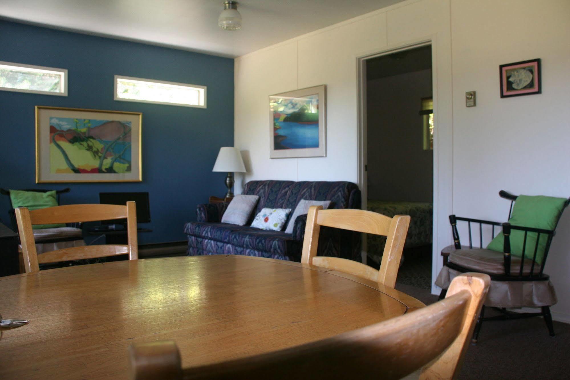 Driftwood Village Cottages Sturdies Bay Экстерьер фото