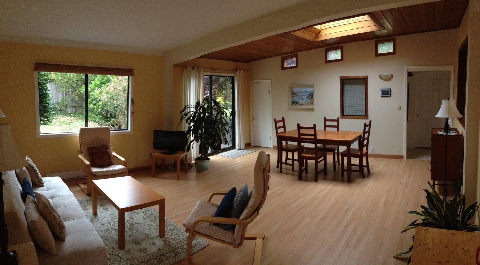 Driftwood Village Cottages Sturdies Bay Экстерьер фото
