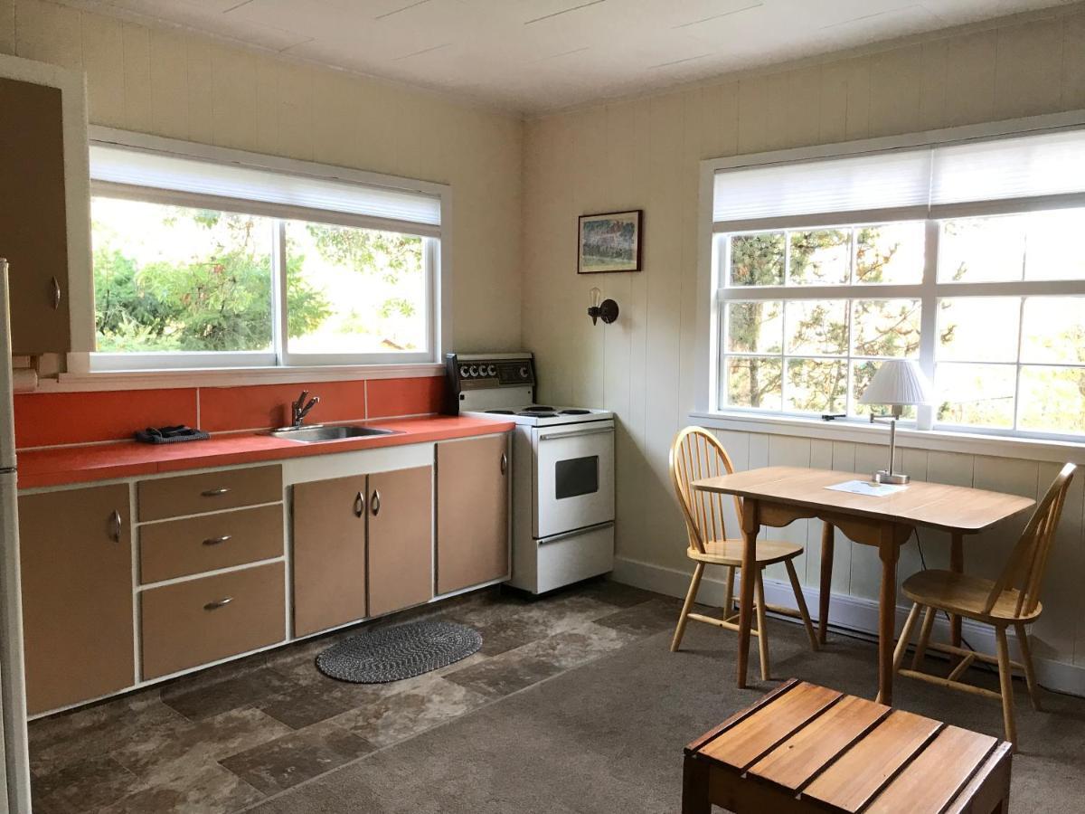 Driftwood Village Cottages Sturdies Bay Экстерьер фото